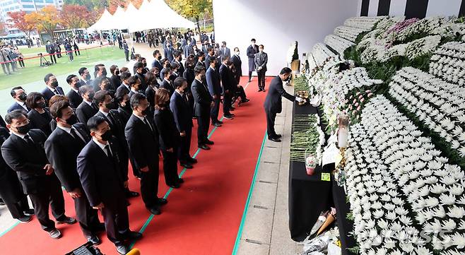 [서울=뉴시스] 추상철 기자 = 주호영 원내대표를 비롯한 국민의힘 의원들이 1일 서울 중구 서울광장에 마련된 이태원 사고 사망자 합동분향소를 찾아 추모하고 있다. (공동취재사진) 2022.11.01 photo@newsis.com