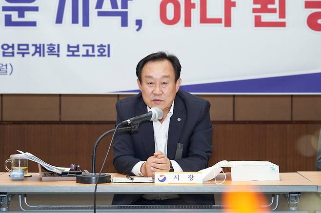 [통영=뉴시스] 신정철 기자= 통영시는 지난 31일, 천영기 시장을 비롯한 부시장, 국·소장, 전 단·실·과·소장, 팀장들이 전원 참석한 가운데 시청 강당에서 ‘2023년도 주요업무계획 보고회’를 개최했다. 이날 천영기 시장은 "시청 청사건립과 관련 공설운동장 시민공원화 및 지하주차장 건립 등과 연계하여 세밀한 청사 건립 로드맵을 작성하여 추진할 것”을 지시했다.(사진=통영시 제공).2022.11.01. photo@newsis.com   *재판매 및 DB 금지