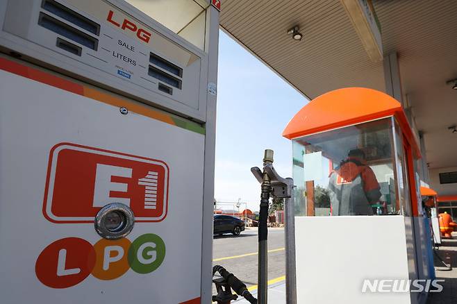 [과천=뉴시스]4월 1일 경기 과천 시내 한 LPG 충전소에서 직원이 손님을 기다리고 있다. (뉴시스DB)