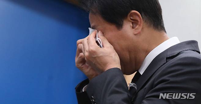 [서울=뉴시스] 추상철 기자 = 오세훈 서울시장이 1일 오후 서울 중구 서울시청 브리핑룸에서 '이태원 사고'관련 입장발표를 하며 눈물을 닦고 있다. 2022.11.01. scchoo@newsis.com