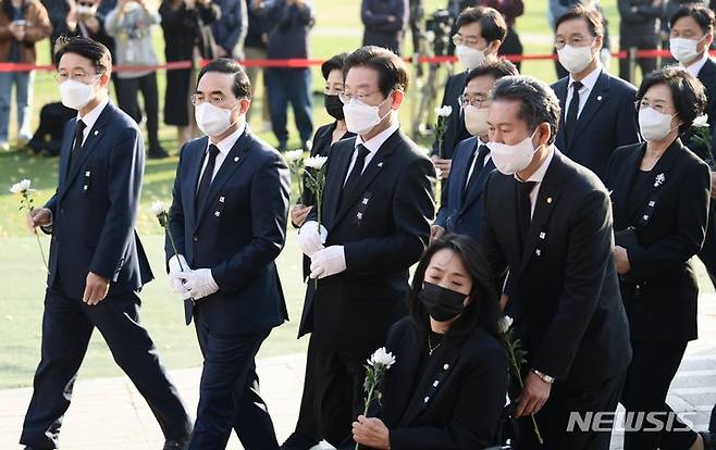 [서울=뉴시스] 추상철 기자 = 더불어민주당 이재명 대표와 박홍근 원내대표를 비롯한 의원들이 1일 오후 서울 중구 서울광장에 마련된 이태원 사고 사망자 합동분향소를 찾아 조문하고 있다. (공동취재사진) 2022.11.01. photo@newsis.com