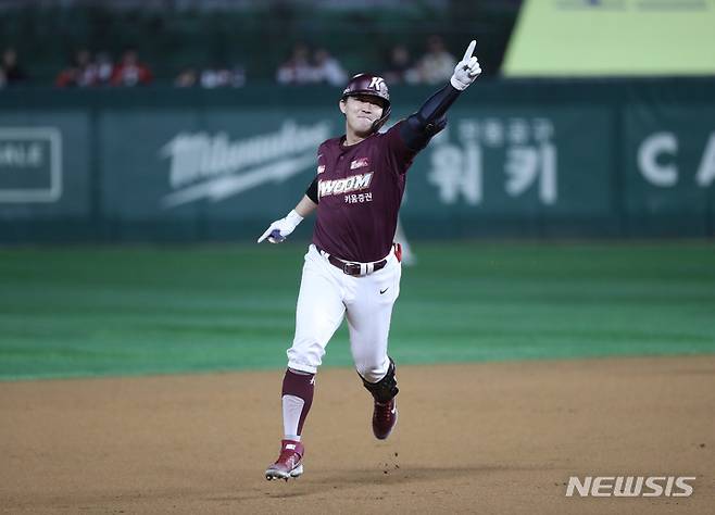 [인천=뉴시스] 김금보 기자 = 1일 인천 SSG랜더스필드에서 열린 2022 KBO 한국시리즈 1차전 키움 히어로즈와 SSG 랜더스의 경기, 9회초 1사 2루 대타로 나선 키움 전병우가 역전 투런 홈런을 때리고 베이스를 돌며 기뻐하고 있다. 2022.11.01. kgb@newsis.com