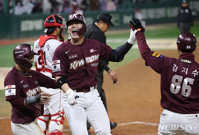 [인천=뉴시스] 고승민 기자 = 1일 인천 SSG랜더스필드에서 열린 2022 KBO 한국시리즈 1차전 키움 히어로즈 대 SSG 랜더스 경기, 9회초 키움 공격 1사 2루 상황 8번타자 대타 전병우가 2점 역전 홈런을 치고 기뻐하고 있다. 스코어 6대5.2022.11.01. kkssmm99@newsis.com