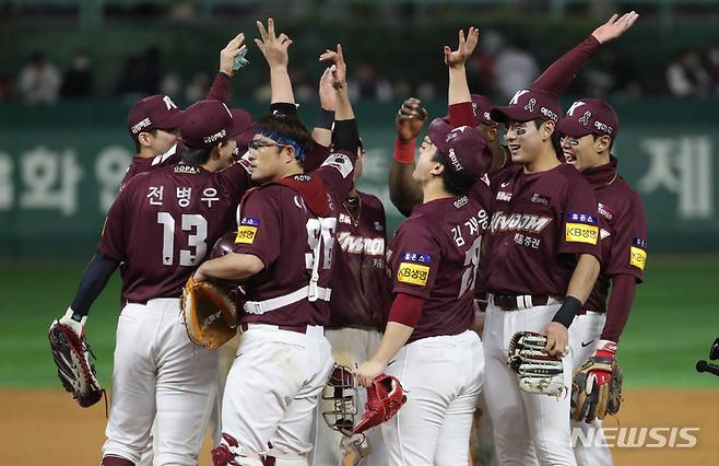 [인천=뉴시스] 고승민 기자 = 1일 인천 SSG랜더스필드에서 열린 2022 KBO 한국시리즈 1차전 키움 히어로즈 대 SSG 랜더스 경기, 10회 연장 끝 7대6으로 SSG를 꺾은 키움 선수들이 자축하고 있다. 2022.11.01. kkssmm99@newsis.com