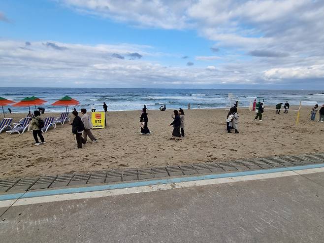 지난 달 29일 일본인 관광객 40여 명이 삼척 맹방해변 위치한 BTS의 버터(Butter) 앨범 재킷 촬영지를 방문했다. 삼척시 제공