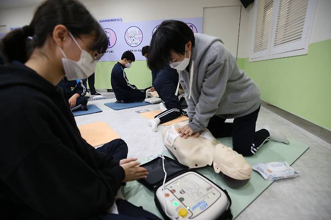 심폐소생술 체험해보는 학생들. 연합뉴스