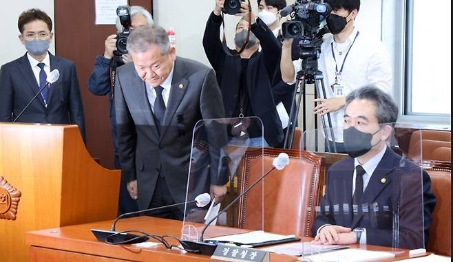 이상민 행정안전부 장관이 1일 오후 국회에서 열린 행정안전위원회 전체회의에서 이태원 참사와 관련해 현안 보고를 마치고 인사하고 있다. 오른쪽은 윤희근 경찰청장. 연합뉴스