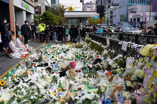 ▲이태원역 1번출구 앞에 마련된 참사 피해자 추모 공간의 모습. 참사 사흘째인 1일 인근 시민들이 추모를 위해 현장을 찾고 있다. ⓒ프레시안