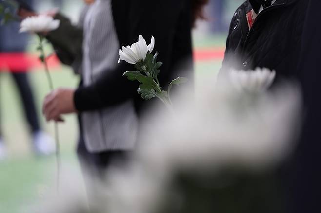 1일 서울 중구 서울광장에 마련된 이태원 사고 사망자 합동 분향소에서 시민들이 조문하기 위해 기다리고 있다. 연합뉴스