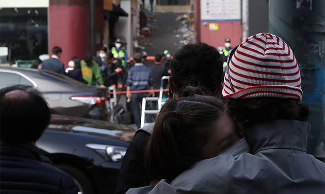 1일 핼러윈데이 이태원 사고 현장에서 한 외국인 커플이 슬픔을 달래고 있다. 연합뉴스