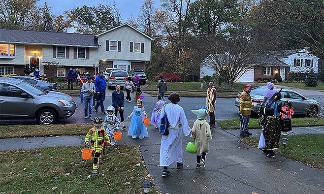 핼러윈 당일인 31일(현지시간) 미국 버지니아주 폴스처치 마을에서 어린이들이 마을을 돌며 “간식을 주지 않으면 장난칠 거야”라고 외치는 트릭 오어 트릿(Trick or treat) 놀이를 하고 있다.&nbsp;폴스처치=박영준 특파원