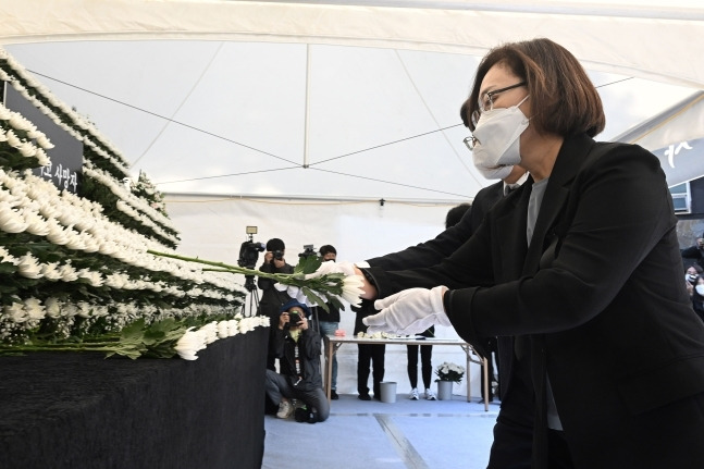 박희영 용산구청장이 지난달 31일 오전 서울 용산구 녹사평역 광장에 설치된 이태원 사고 사망자 합동분향소에서 헌화하고 있다. 뉴스1