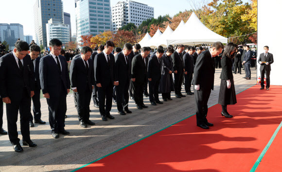 10월 31일 오전 이태원 참사 피해자 합동분향소가 차려진 서울광장에서 윤석열 대통령 내외와 대통령실 관계자가 조문하고 있다. 연합뉴스