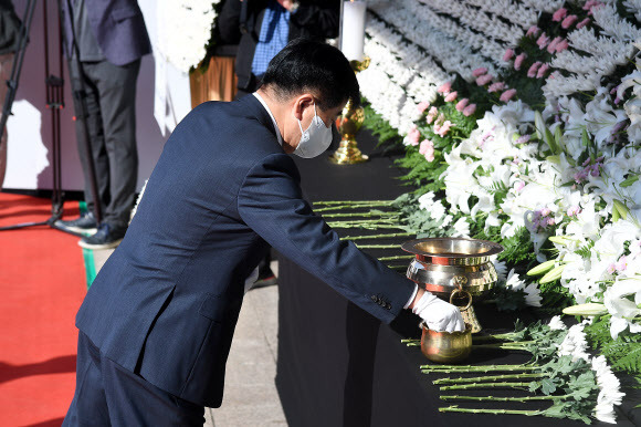 권오갑 현대중공업그룹 회장이 31일 오전 서울광장 합동분향소를 찾아 이태원 참사 희생자들을 조문하고 있다. 2022.10.31 공동취재