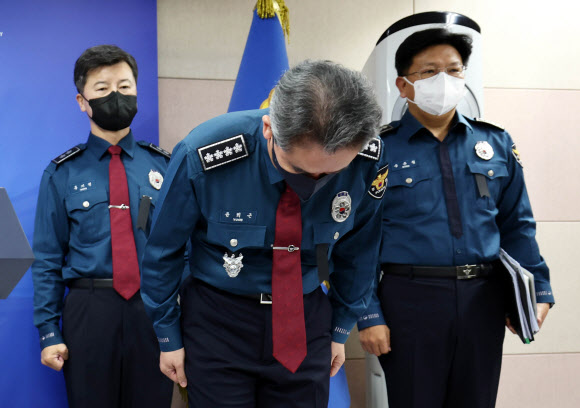 1사설/ 윤희근 경찰청장이 1일 서울 서대문구 경찰청에서 ‘이태원 참사’와 관련해 대국민 사과를 하고 있다. 연합뉴스