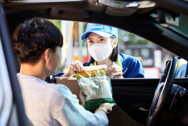 현대오일뱅크 주유소에서 보너스카드 고객을 대상으로 햅쌀드림 이벤트를 진행하고 있다. 사진제공=현대오일뱅크