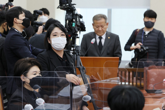 용혜인 기본소득당 의원이 1일 국회에서 열린 행정안전위원회 전체회의에서 여야가 합의로 질의를 하지 않기로 한 것에 대해 항의하고 있다. / 연합뉴스