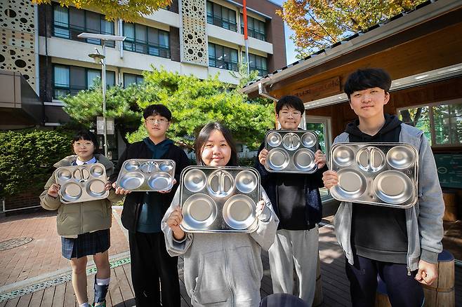 ‘기후 급식 주 1회 실시’를 논제로 열린 국사봉중학교 토론회에서 찬반 토론자로 참여한 3학년 정수인, 정우진, 김예나, 박준성, 박재형 학생(왼쪽부터) ⓒ시사IN 신선영