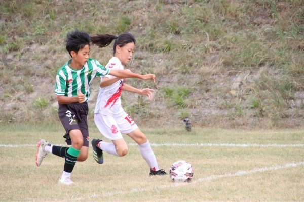 경남FC U-12팀에서 활동하고 있는 유일한 여자선수인 하지원(오른쪽)이 드리블 돌파를 시도하고 있다. 사진제공 | 경남FC