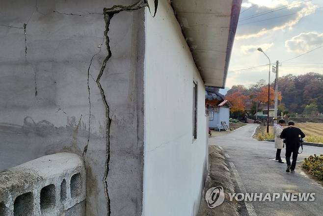 [괴산 지진] 금이 간 괴산군 주택 담벼락 (괴산=연합뉴스) 천경환 기자 = 규모 4.1의 지진이 발생한 29일 충북 괴산군 장연면 장암리 한 주택 담벼락이 갈라졌다는 주민 신고가 접수됐다. 사진은 금이 간 담벼락의 모습. 2022.10.29 kw@yna.co.kr