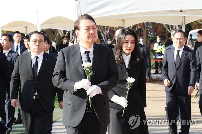 합동분향소 찾은 윤석열 대통령 내외 (서울=연합뉴스) 안정원 기자 = 윤석열 대통령과 김건희 여사가 31일 오전 서울광장에 마련된 이태원 사고 사망자 합동분향소를 방문, 헌화를 위해 이동하고 있다. 2022.10.31 jeong@yna.co.kr