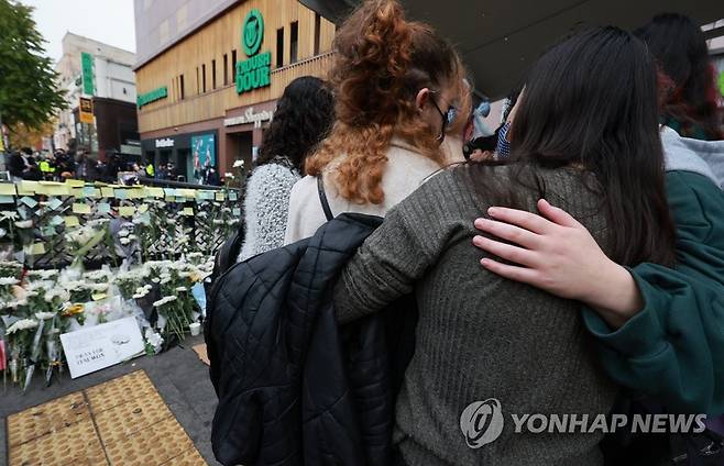 서로에게 위로가 필요한 때 (서울=연합뉴스) 홍해인 기자 = 1일 서울 용산구 이태원역 1번 출구 앞 참사 추모 공간에서 이스라엘에서 온 관광객들이 고인을 추모하는 헌화를 마친 뒤 포옹하며 서로를 위로하고 있다. 관광을 위해 한국을 찾은 이들은 참사 당일 이태원을 방문했다고 취재진에게 설명했다. 2022.11.1 hihong@yna.co.kr