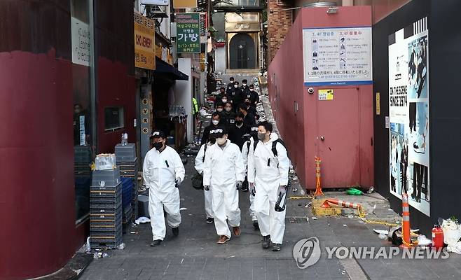 '핼러윈 압사 참사' 현장감식 종료 (서울=연합뉴스) 김인철 기자 = 31일 오후 서울 용산구 이태원에서 국립과학수사연구원 및 경찰 관계자 등이 '핼러윈 압사 참사' 현장감식을 마치고 현장을 나서고 있다. 2022.10.31 yatoya@yna.co.kr