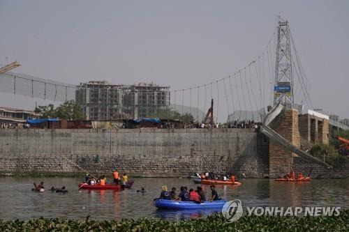 인도 보행자용 현수교 붕괴 현장의 구조 작업 모습. [EPA 연합뉴스 자료사진. 재판매 및 DB 금지]