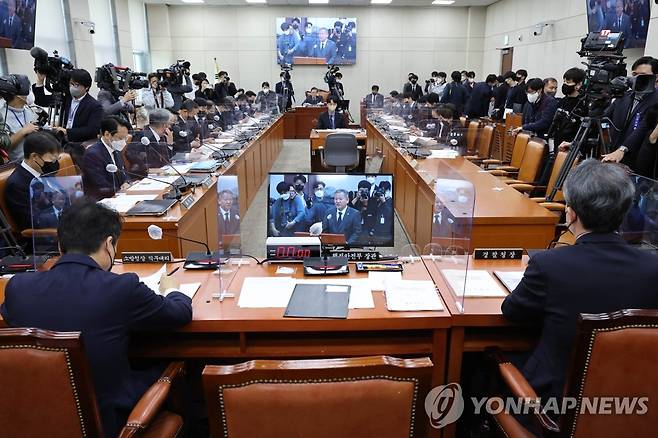 이상민 장관, 이태원 참사 현안 보고 (서울=연합뉴스) 이정훈 기자 = 이상민 행정안전부 장관이 1일 오후 국회에서 열린 행정안전위원회 전체회의에서 이태원 참사와 관련해 현안 보고하고 있다. 2022.11.1 uwg806@yna.co.kr