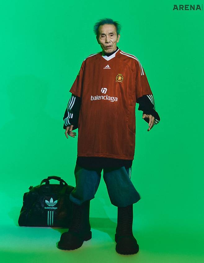 오버사이즈 사커 저지 티셔츠·오버사이즈 롱 슬리브 티셔츠·라지 핏 배기 팬츠·짐 백 모두 발렌시아가 / 아디다스, 레이스업 부츠 발렌시아가 제품.