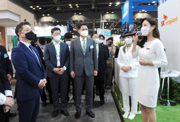 SK에코플랜트는 2일부터 4일까지 일산 킨텍스에서 열리는 ‘2022 대한민국 에너지 대전’에 참가해 탄소 제로, 폐기물 제로가 실현된 `순환경제` 모델을 선보인다. 박일준(왼쪽 첫 번째) 산업통상자원부 2차관과 이왕재(왼쪽 세 번째) SK에코플랜트 에코에너지 BU 대표를 비롯한 주요 인사들이 SK에코플랜트 전시관을 둘러보고 있다. (사진=SK에코플랜트)