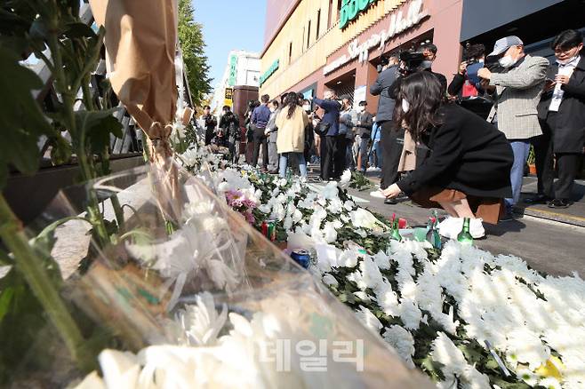 이태원동 해밀톤호텔 인근에서 압사 사고가 발생지 이틀째인 31일 오전 서울 용산구 이태원역 1번출구에서 시민들이 추모하고 있다.(사진=이영훈 기자)