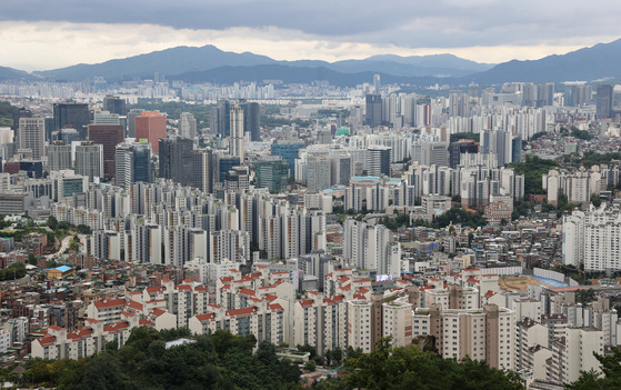 서울 인왕산에서 바라본 서울 시내 아파트와 주택가 모습. 〈사진=연합뉴스〉