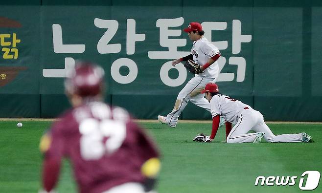 1일 오후 인천시 미추홀구 SSG 랜더스필드에서 열린 프로야구 '2022 신한은행 SOL KBO 포스트시즌' 한국시리즈 1차전 키움 히어로즈와 SSG 랜더스의 경기, SSG 중견수 최지훈이 6회초 2사 1루에서 키움 김태진의 타구를 잡지 못하고 있다. 2022.11.1/뉴스1 ⓒ News1 김진환 기자