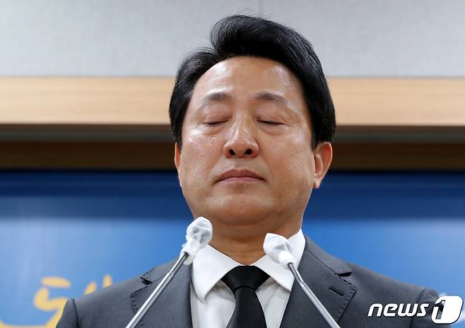 오세훈 서울시장이 1일 오후 서울시청 브리핑실에서 이태원 사고와 관련한 입장발표을 발표하던 중 눈물을 흘리고 있다. 오 시장은 "시민의 생명과 안전을 책임지는 서울특별시장으로서 이번 사고에 대해 무한한 책임을 느끼며 깊은 사과의 말씀을 드린다＂며 공식 사과했다. 2022.11.1/뉴스1 ⓒ News1 장수영 기자