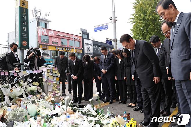 윤석열 대통령이 1일 오전 서울 용산구 이태원역 1번 출구에 마련된 이태원 핼러윈 압사 참사 추모공간을 찾아 국무위원들과 함께 묵념하고 있다. (대통령실 제공) 2022.11.1/뉴스1 ⓒ News1 오대일 기자