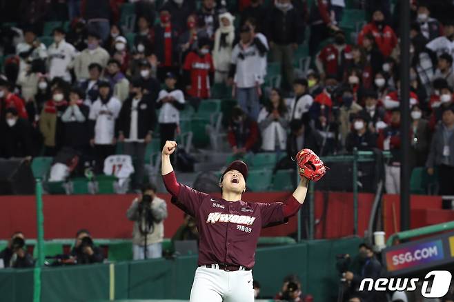 1일 오후 인천시 미추홀구 SSG 랜더스필드에서 열린 프로야구 '2022 신한은행 SOL KBO 포스트시즌' 한국시리즈 1차전 키움 히어로즈와 SSG 랜더스의 경기 연장 10회말 6대5로 승리를 거둔 키움 김재웅이 기뻐하고 있다. 2022.11.1/뉴스1 ⓒ News1 송원영 기자