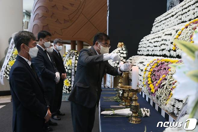 김기웅 서천군수(오른쪽)가 2일 '이태원 참사' 충남도청 분향소를 찾아 희생자들의 명복을 빌고 있다. (서천군 제공) / 뉴스1