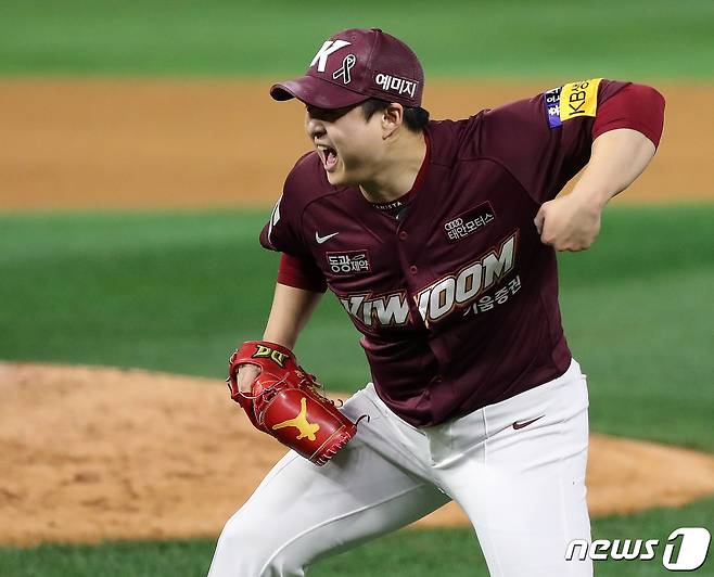 1일 오후 인천시 미추홀구 SSG 랜더스필드에서 열린 프로야구 '2022 신한은행 SOL KBO 포스트시즌' 한국시리즈 1차전 키움 히어로즈와 SSG 랜더스의 경기, 7대6 승리를 거둔 키움 마무리 김재웅이 환호하고 있다. 2022.11.1/뉴스1 ⓒ News1 김진환 기자