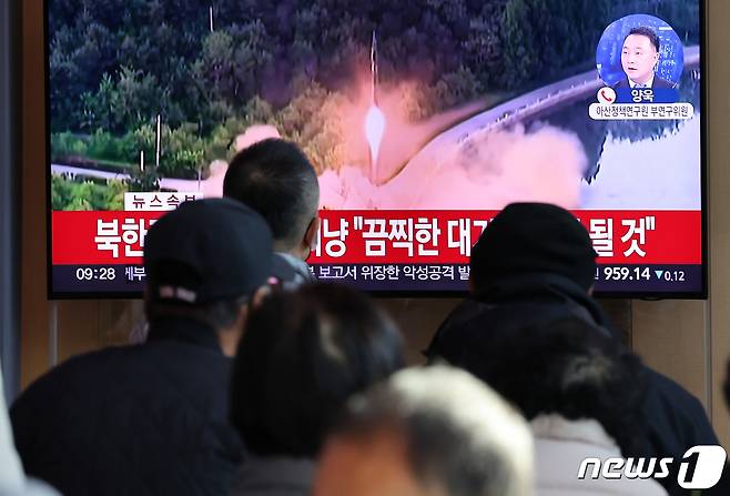 2일 오전 서울역 대합실에서 시민들이 북한의 동해상 탄도미사일 발사 관련 뉴스를 시청하고 있다. 합참은 이날 오전 8시55분 국방부 출입기자들을 통해 북한이 동해상으로 미상의 탄도미사일을 발사했다고 밝혔다. 이에 8시 55분을 기해 울릉군에 공습경보가 내려졌다. 공습경보 메시지에는 지하로 대피하라는 내용이 담겼다. 2022.11.2/뉴스1 ⓒ News1 이동해 기자