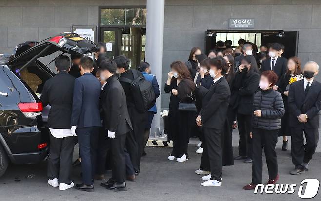 '이태원 핼러윈 참사' 희생자 20대 여성 최모 씨의 발인이 2일 오전 대구의 한 장례식장에서 유가족과 친구 등이 참석한 가운데 엄수되고 있다. 2022.11.2/뉴스1 ⓒ News1 공정식 기자