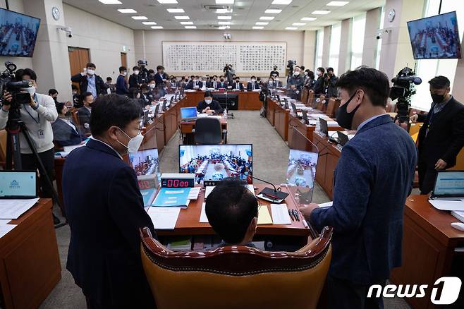 김도읍 국회 법제사법위원회 위원장(가운데)과 정점식 국민의힘 간사(왼쪽) 기동민 더불어민주당 간사가 2일 오전 서울 여의도 국회에서 열린 제400회 국회(정기회) 제5차 법제사법위원회 전체회의에서 대화를 하고 있다. 2022.11.2/뉴스1 ⓒ News1 이재명 기자