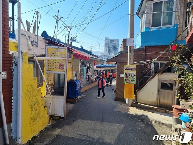 북한이 동해상 북방한계선(NLL) 이남으로 탄도미사일을 발사한 2일 실향민 마을로 유명한 강원 속초시 청호동 '아바이마을'이 한적한 모습을 보이고 있다.  2022.11.2/뉴스1 ⓒ News1 윤왕근 기자