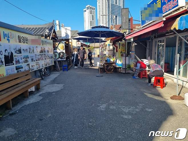 북한이 동해상 북방한계선(NLL) 이남으로 탄도미사일을 발사한 2일 실향민 마을로 유명한 강원 속초시 청호동 '아바이마을'이 한적한 모습을 보이고 있다. 합동참모본부에 따르면 우리 군은 이날 동·서해상으로 북한이 SRBM을 포함해 10발 이상 다종의 미사일을 발사한 정황을 포착했다. 이 가운데 이날 오전 8시51분쯤 북한 강원도 원산 일대에서 동해상으로 발사한 SRBM 3발 중 1발은 동해 북방한계선(NLL) 이남 26㎞ 지점 공해상에 떨어졌다고 합참이 전했다. 강원도 속초로부터 동쪽으로 57㎞, 동해 울릉도로부턴 서북쪽으로 167㎞ 거리 해상이다. 2022.11.2/뉴스1 ⓒ News1 윤왕근 기자