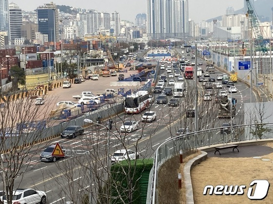 지난 3월 북항지하차도 공사가 진행되고 있는 부산 동구 충장대로 모습.