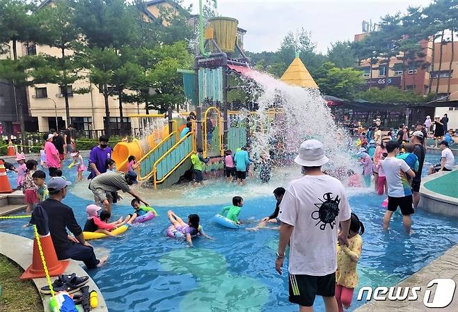 용인시 기흥구 물내음어린이공원 물놀이장에서 시민들이 물놀이를 즐기는 모습.(용인시 제공)