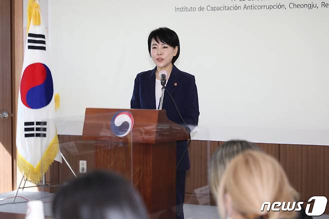 전현희 국민권익위원장이 청렴도평가 등 한국의 반부패 정책 연수를 위해 17일 충북 청주시 국민권익위 청렴연수원을 방문한 코스타리카 감찰원과 파라과이 감사원 방문단에게 환영사를 하고 있다. (국민권익위원회 제공) 2022.10.17/뉴스1