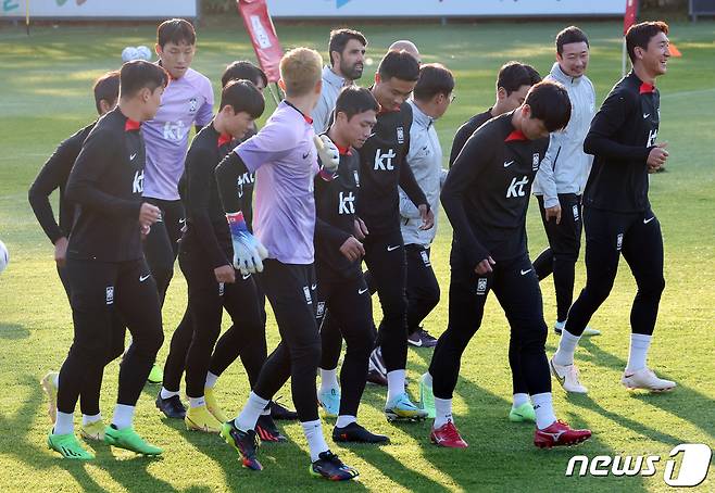 대한민국 축구대표팀 선수들이 2일 오전 경기 파주 국가대표 트레이닝센터(NFC)에서 열린 훈련에 앞서 러닝을 하며 몸을 풀고 있다. 2022.11.2/뉴스1 ⓒ News1 이동해 기자