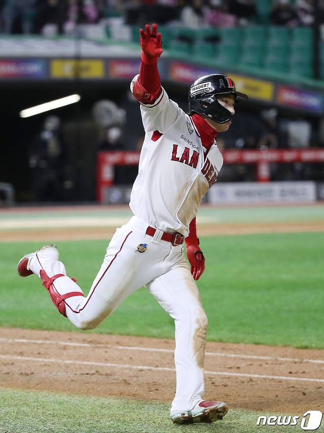 2일 오후 인천시 미추홀구 SSG 랜더스필드에서 열린 프로야구 '2022 신한은행 SOL KBO 포스트시즌' 한국시리즈 2차전 키움 히어로즈와 SSG 랜더스의 경기 5회말 1사 1루 상황 상황 SSG 최지훈이 키움 애플러를 상대로 2점 홈런을 치고 환호하고 있다. 2022.11.2/뉴스1 ⓒ News1 임세영 기자