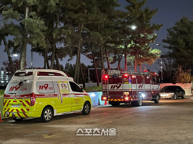 1일 SSG랜더스 필드 앞에 출동한 구급차와 소방차. 문학 | 황혜정기자.